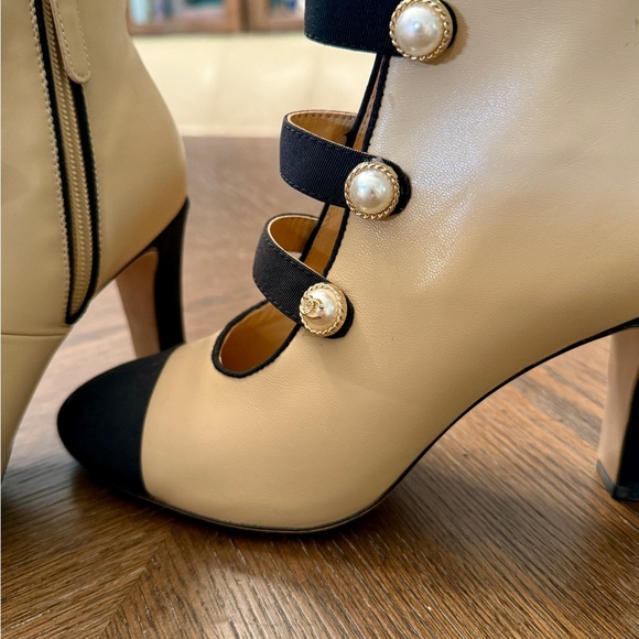 Chanel Elegant Cream and Black Women's Heels - Picture 7 of 13